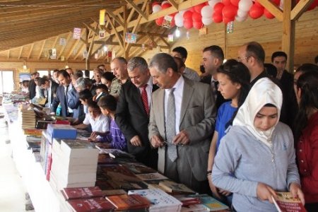Birecik’te kitap fuarı açıldı