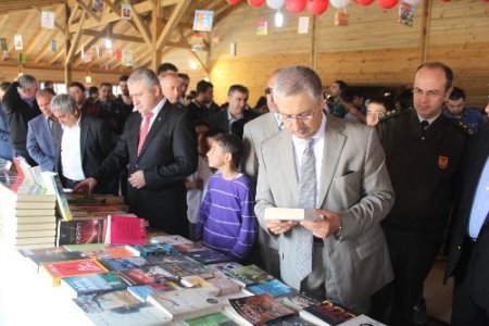 Birecik’te kitap fuarı açıldı