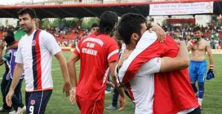 Biri şampiyon oldu diğeri düşmekten kurtuldu, dostluk kazandı