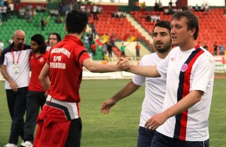 Biri şampiyon oldu diğeri düşmekten kurtuldu, dostluk kazandı