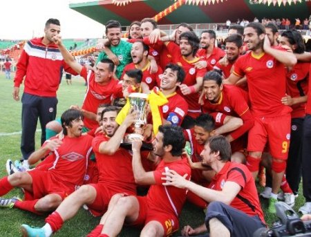 Biri şampiyon oldu diğeri düşmekten kurtuldu, dostluk kazandı