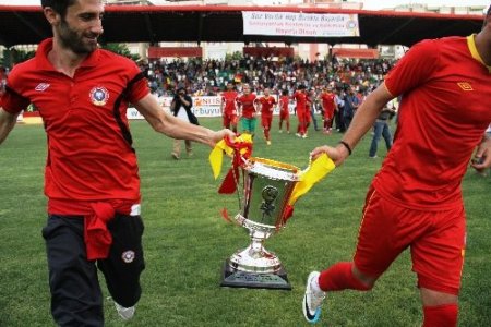 Biri şampiyon oldu diğeri düşmekten kurtuldu, dostluk kazandı