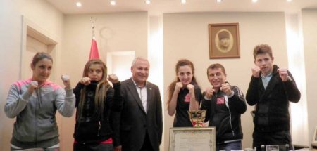 Biriktirdikleri harçlıklarıyla katıldıkları şampiyonada 4 madalya kazandılar