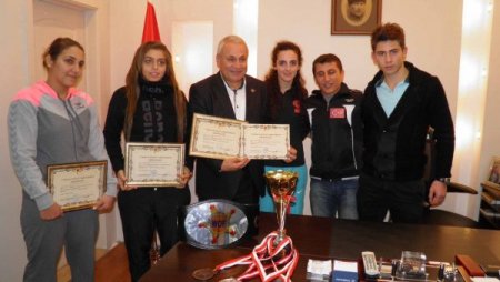 Biriktirdikleri harçlıklarıyla katıldıkları şampiyonada 4 madalya kazandılar