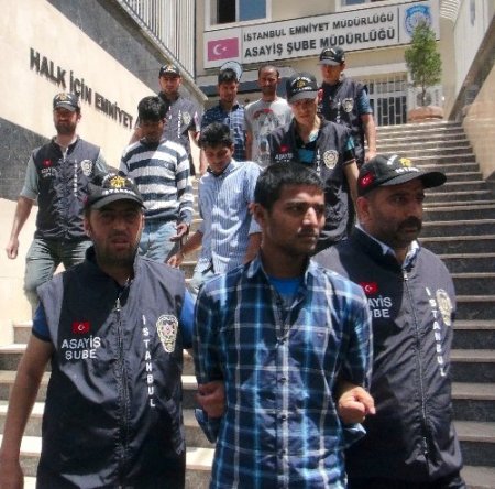 Biriktirdikleri paraları kaybeden arkadaşlarını döve döve öldürmüşler