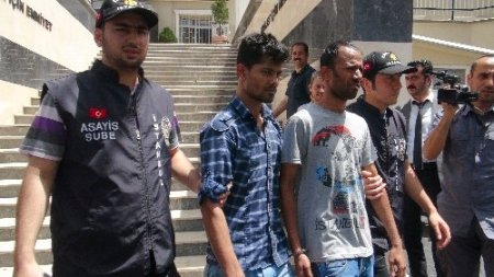 Biriktirdikleri paraları kaybeden arkadaşlarını döve döve öldürmüşler