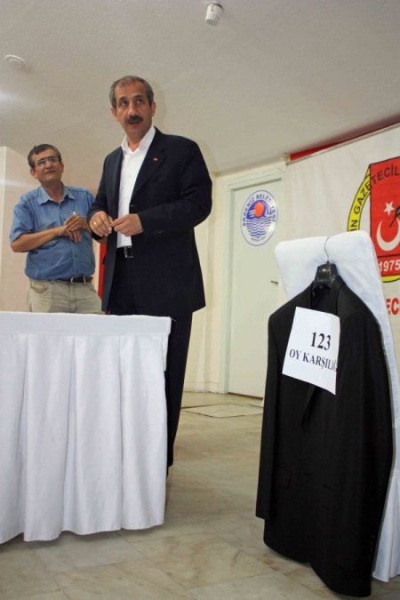 Birincilik İddiasını Kaybeden İsa Gök, Bakan Çağlayan’a Takım Elbise Aldı