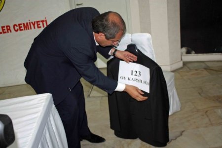 Birincilik İddiasını Kaybeden İsa Gök, Bakan Çağlayan’a Takım Elbise Aldı