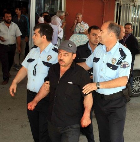 Birleşmek istemeyen eski eşinin dudağını falçata ile kesti