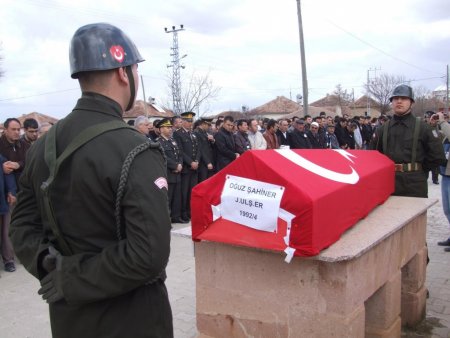 Birliğinde canına kıydığı iddia edilen asker, memleketinde toprağa verildi