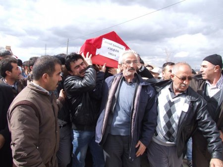 Birliğinde canına kıydığı iddia edilen asker, memleketinde toprağa verildi