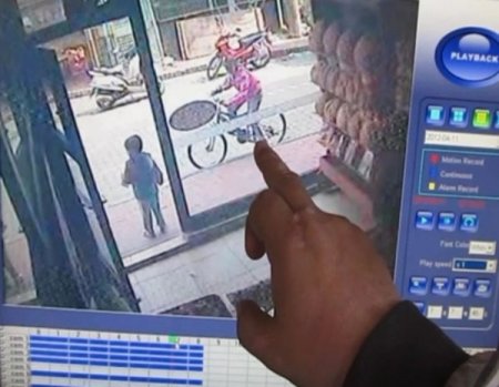 Bisiklet Çalan Kızlar Kameralara Yakalandı