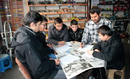 Bisiklet tamircisi iş yerinde Arapça kursu veriyor