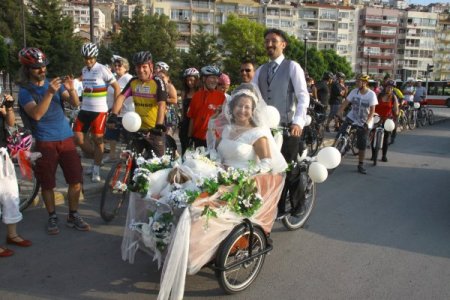 Bisiklet Üzerinde Tanıştı, Bisiklet Üzerinde Nikaha Gittiler