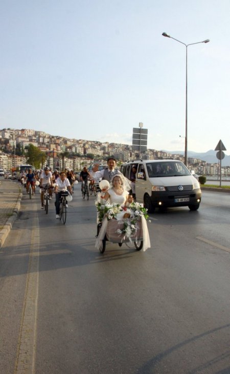 Bisiklet Üzerinde Tanıştı, Bisiklet Üzerinde Nikaha Gittiler