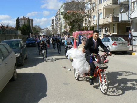 Bisikletçilerin gelin arabası da 3 tekerlekli bisiklet oldu