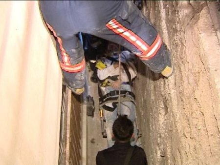 Bisikletini Durduramayınca Apartman Boşluğuna Uçtu
