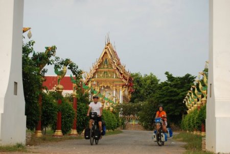 Bisikletle Asya'da 3 bin kilometre yol katettiler