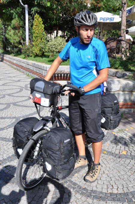 Bisikletle dünya turuna çıktı