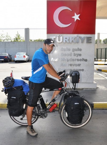 Bisikletle dünya turuna çıktı
