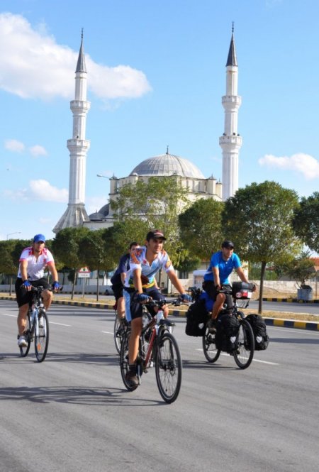 Bisikletle dünya turuna çıktı