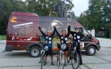 Bisikletleriyle kansere karşı pedal çeviriyorlar