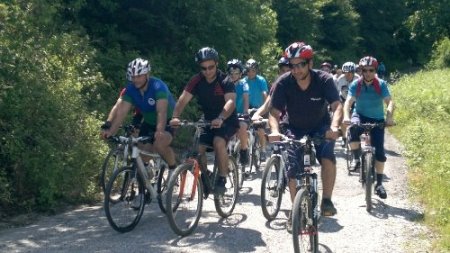 Bisikletseverlerin doğada bisiklet keyfi