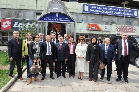 Bişkek Heyeti, Sokakta Çalışan Çocuklar Merkezi'ni Ziyaret Etti
