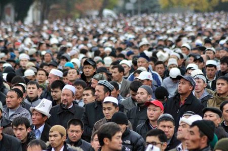 Bişkek’te cemaat meydanlara sığmadı