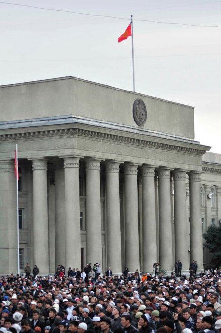 Bişkek’te cemaat meydanlara sığmadı