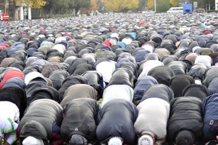 Bişkek’te cemaat meydanlara sığmadı