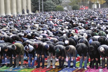 Bişkek’te cemaat meydanlara sığmadı