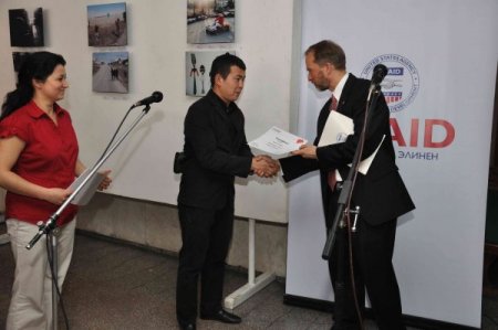 Bişkek'te Öğrencilerin Düzenlediği Resim Sergisi, Büyük Beğeni Kazandı