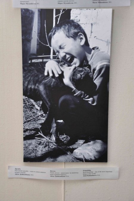 Bişkek'te Öğrencilerin Düzenlediği Resim Sergisi, Büyük Beğeni Kazandı