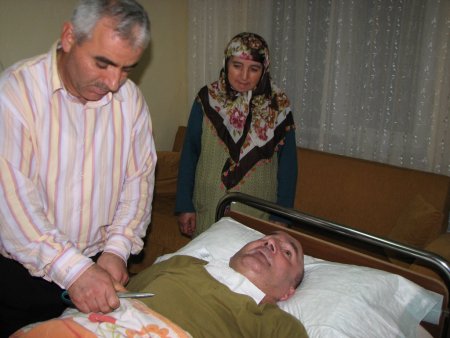 Bitkisel hayattaki babasına 7 yıldır gözü gibi bakıyor