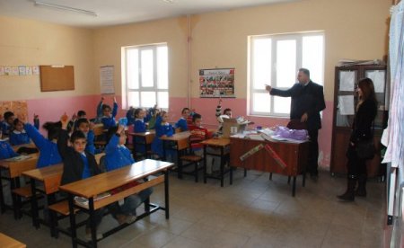 Bitlis Belediye Başkanı Alaydın, Öğrencileri Okumaya Teşvik Ediyor