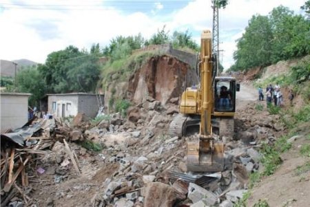 Bitlis Belediyesi, Fatih Sultan Caddesi'nde Yol Genişletme Çalışmaları Başladı