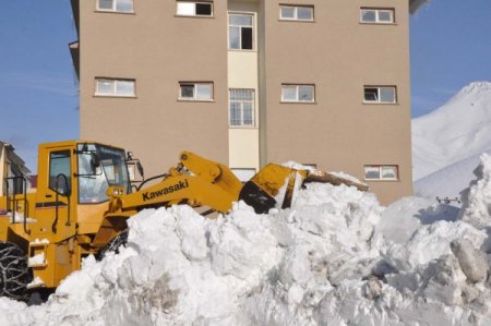 Bitlis Belediyesi Okul Bahçelerini Kardan Temizledi
