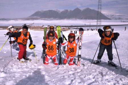 Bitlis Emniyet Müdürlüğü'nden muhtar ve çocuklara kayak etkinliği