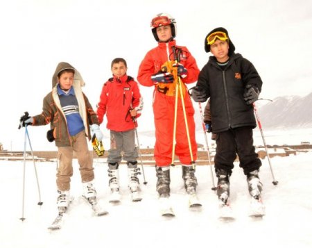 Bitlis Emniyet Müdürlüğü'nden muhtar ve çocuklara kayak etkinliği