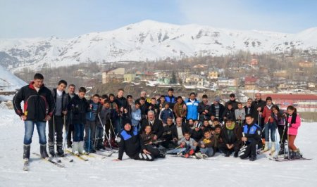 Bitlis Emniyeti çocuklara kayak dersi veriyor