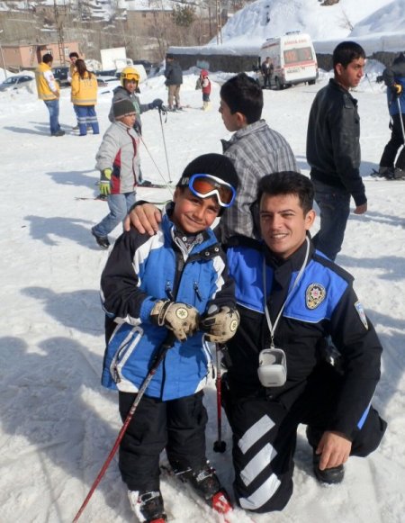 Bitlis Emniyeti çocuklara kayak dersi veriyor