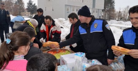 Bitlis Emniyeti çocuklara kayak dersi veriyor