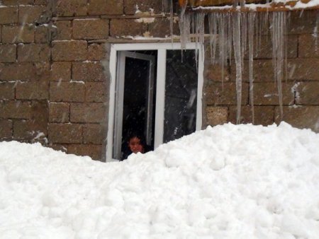 Bitlis kent merkezinde kar kalınlığı 3 metreyi buldu