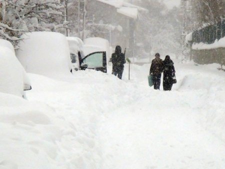 Bitlis kent merkezinde kar kalınlığı 3 metreyi buldu