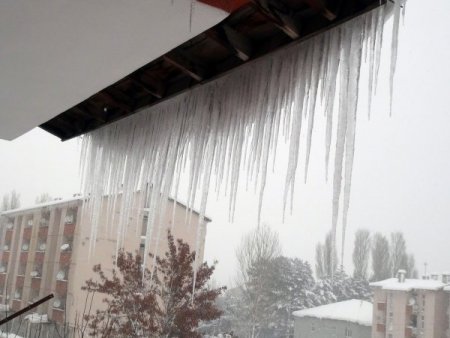Bitlis kent merkezinde kar kalınlığı 3 metreyi buldu