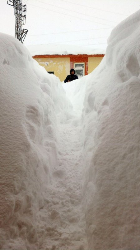 Bitlis kent merkezinde kar kalınlığı 3 metreyi buldu