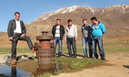 Bitlis'de 34 yıl önce bulunan petrol, topraktan sızıp derelere karışıyor