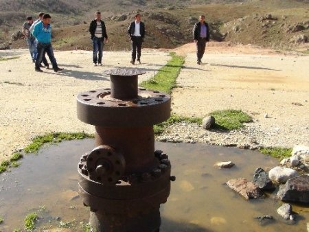 Bitlis'de 34 yıl önce bulunan petrol, topraktan sızıp derelere karışıyor