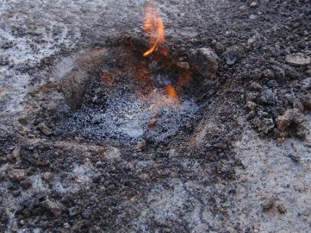 Bitlis'de 34 yıl önce bulunan petrol, topraktan sızıp derelere karışıyor